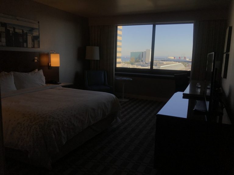 窓の景色にフォーカスを当てた客室全体