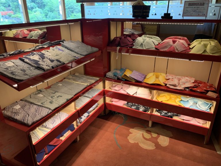 レンタル色浴衣は男性用もあり、女性の帯もあります。