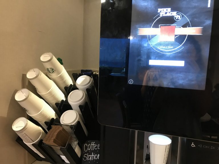 今しあわ中ルームにはスターバックスのカフェマシンがありました