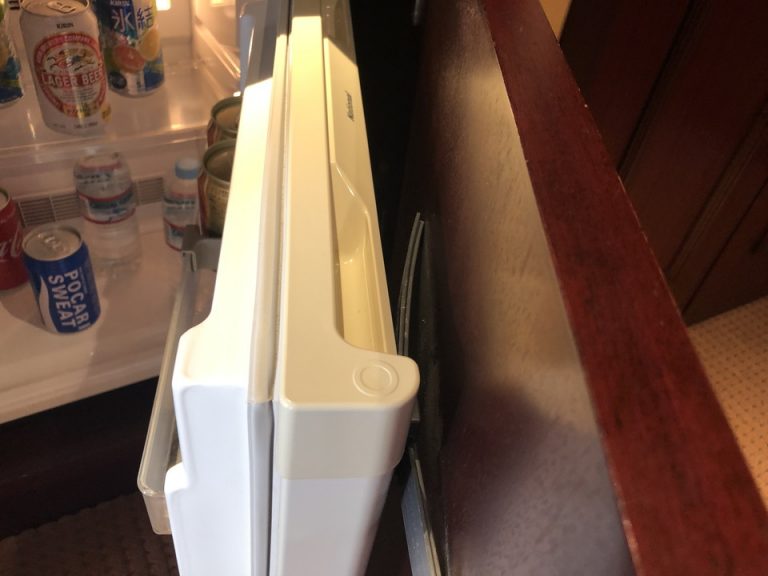 冷蔵庫の扉は家具と固定されていました。