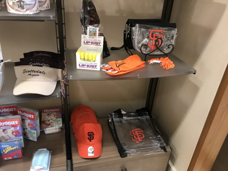 ローカルスポーツチームグッズもありました