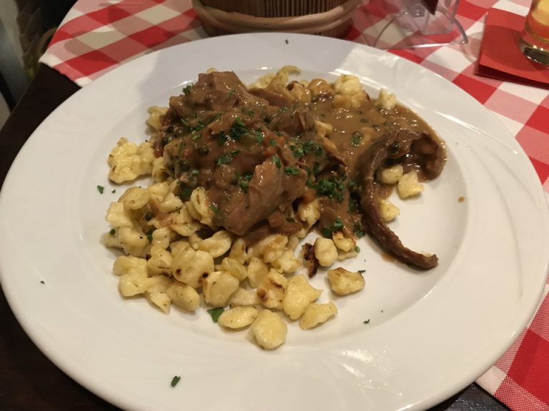 ホテル下のレストランでの料理