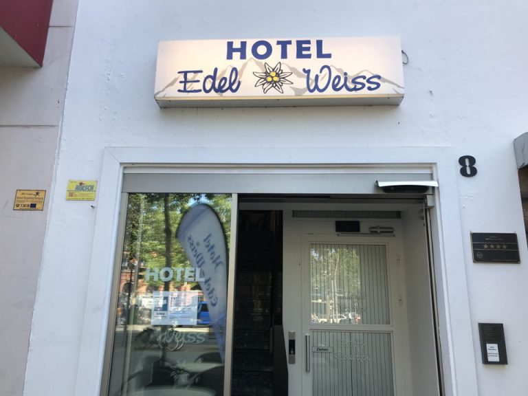 ホテルの入り口