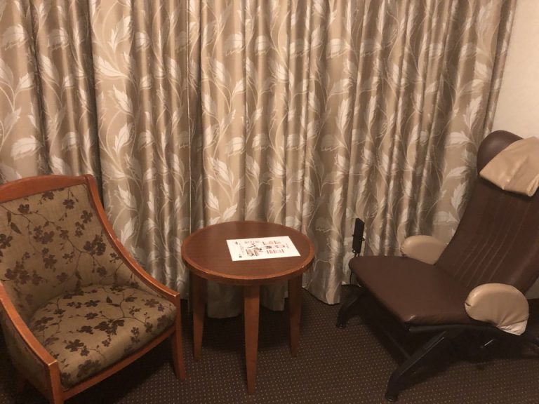 机と椅子(右はマッサージチェア)