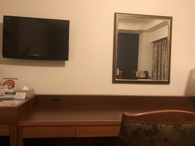 テレビ、デスク周り