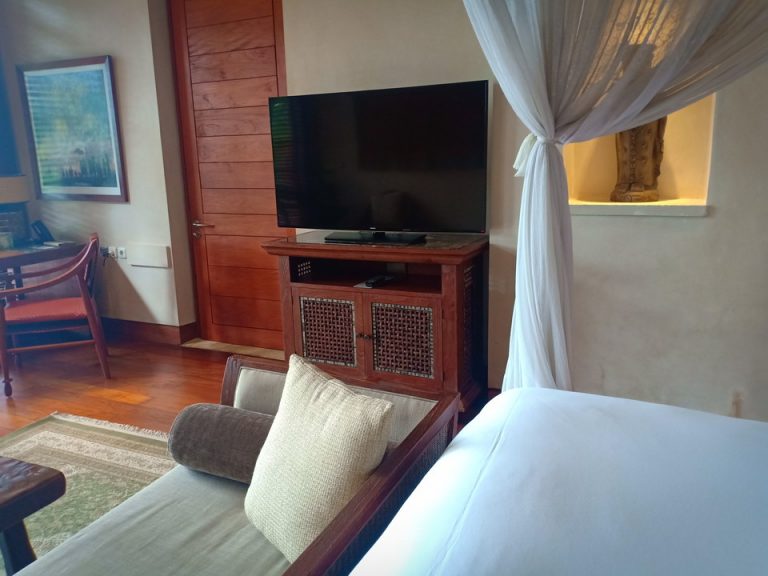 客室(ベッドからTV)