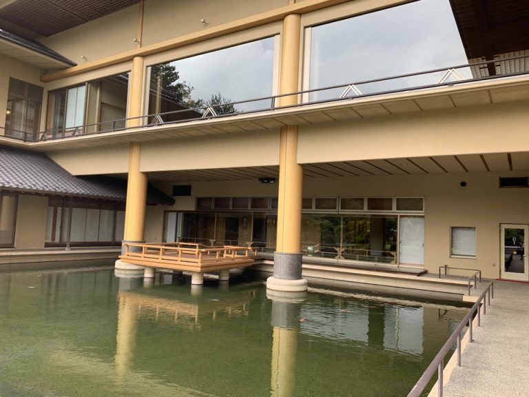 ホテルの下にも池が入ってきています