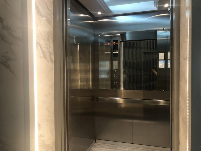 エレベータ内観