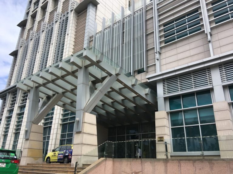 エントランス外観 昼