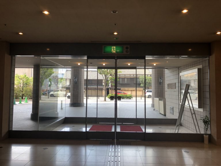 エントランス中から