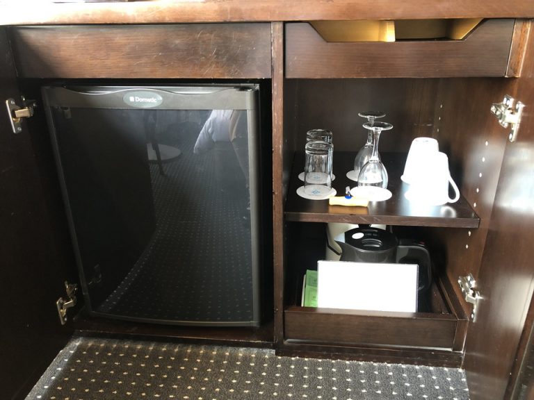 テレビボード内