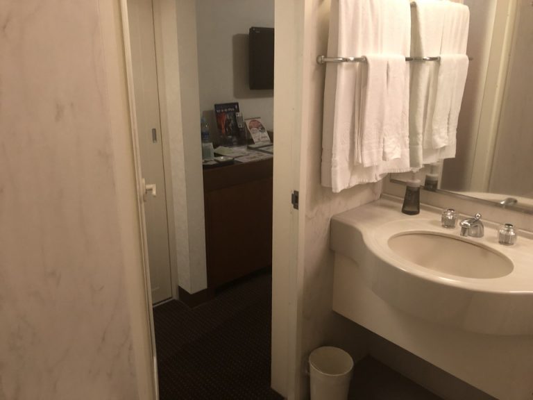 バスルームから扉方向