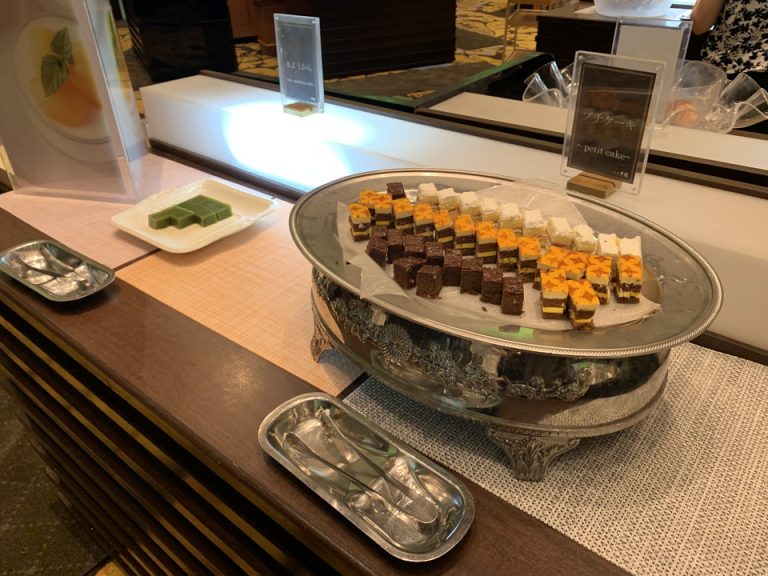 水ようかん、プチケーキのコーナーです