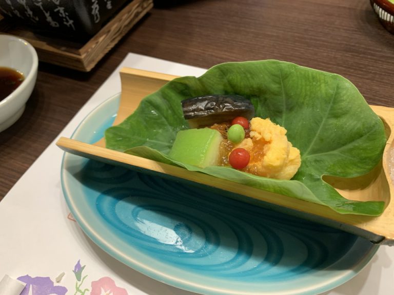 焚合せの海老黄味煮、翡翠冬瓜、小茄子、里芋、銀餡です