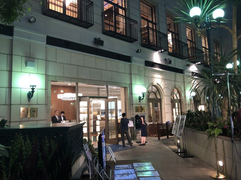 和食、洋食、鉄板焼の各レストランの入り口