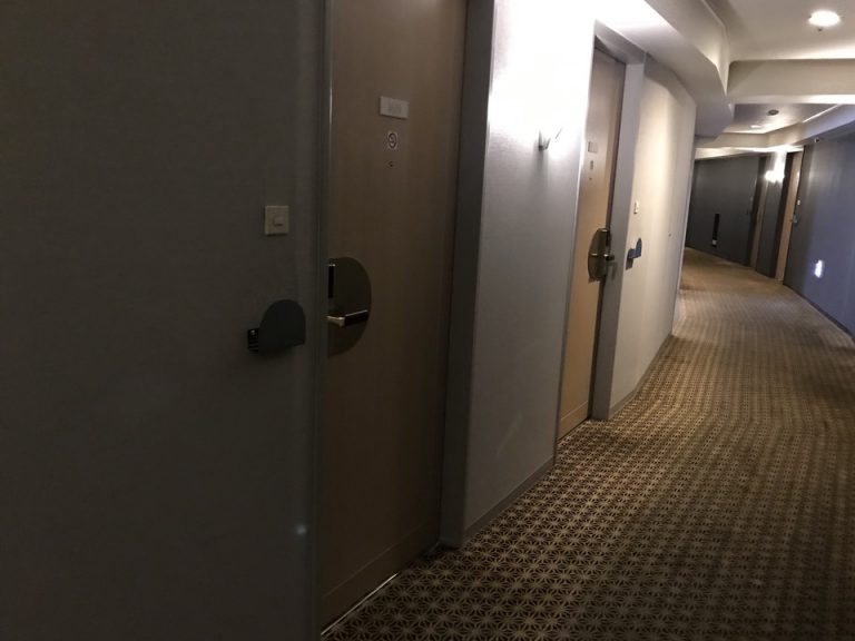 部屋の扉はオートロックで、ルームキーをかざします。
