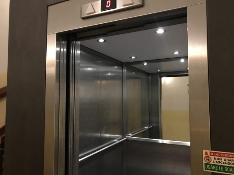 エレベーター内部地上階