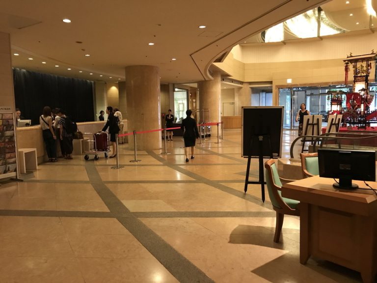 エントランス。奥側から