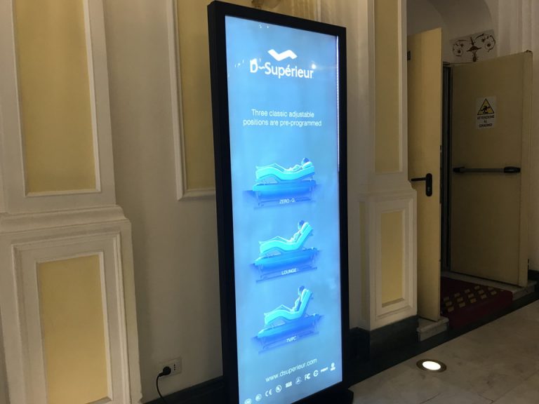 ロビーにあるベットのマッサージ、リクライニング機能説明