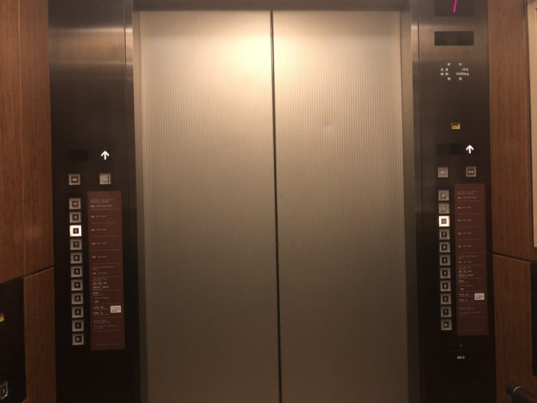 エレベーター内(1)
