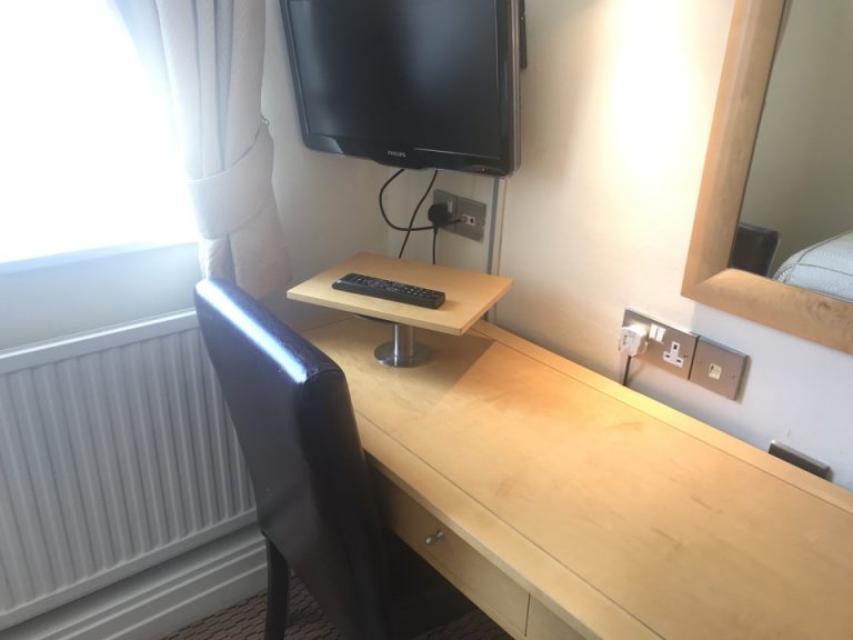 机とテレビ別角度