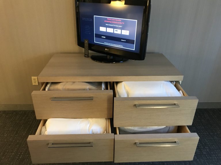 ドロワーには追加のシーツに毛布がぎっしり!二つともソファがベッドになりました