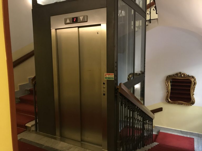 エレベーター部屋階(2つあり:別のエレベーター)