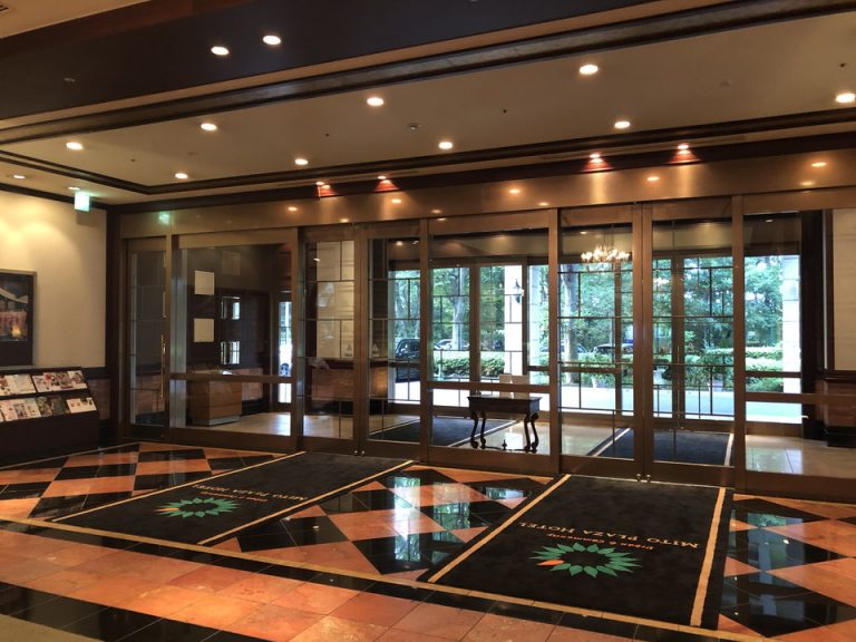 エントランス内側から撮影