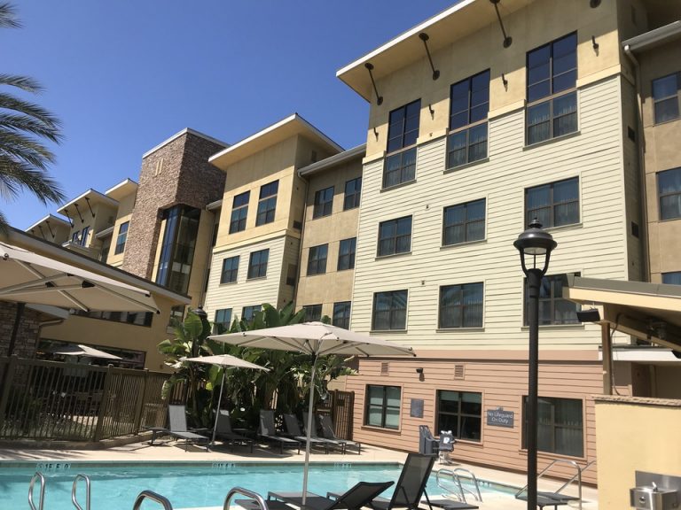 プールから見た宿泊室