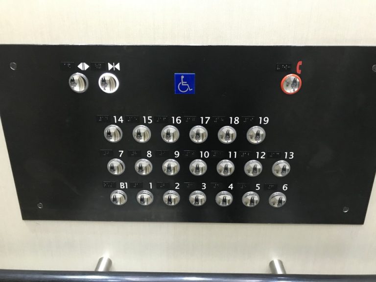 側面部の階層パネルは横向きです