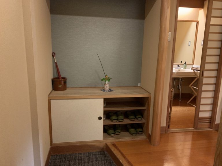 玄関入ってすぐの靴箱