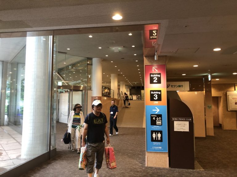 ロビーから他の棟へ