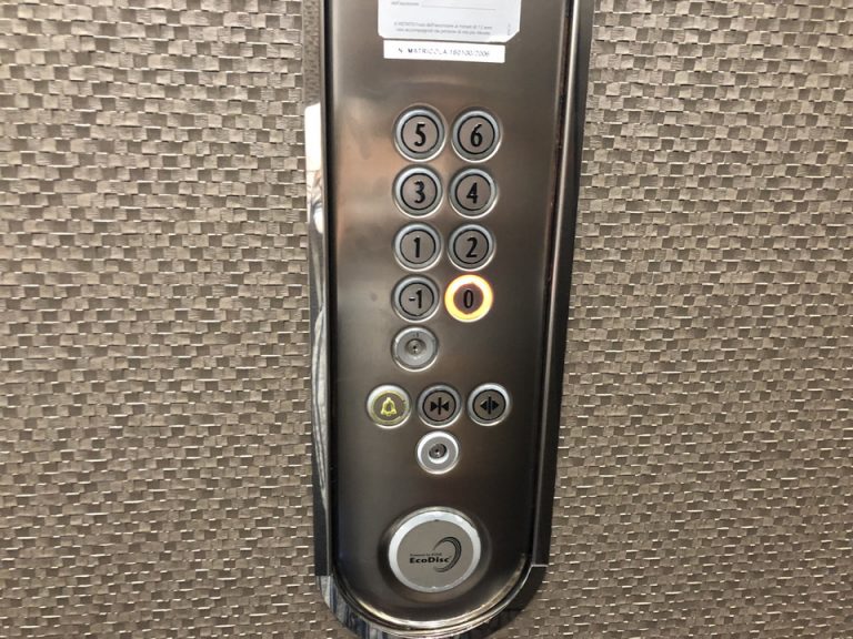 エレベーター階数ボタン