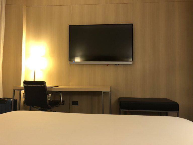 ベッド方向からTV