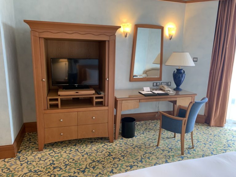 ベッド方向からTV