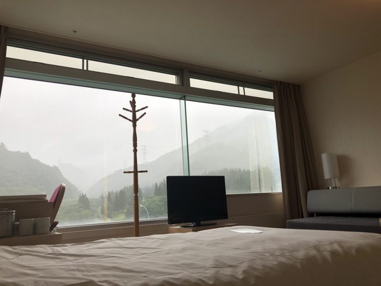 ベッド方向からTV