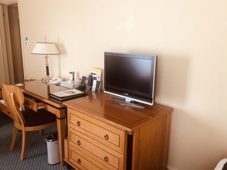 ベッド方向からTV