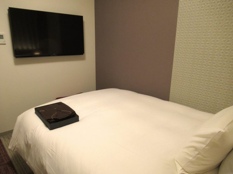 ベッド方向からTV