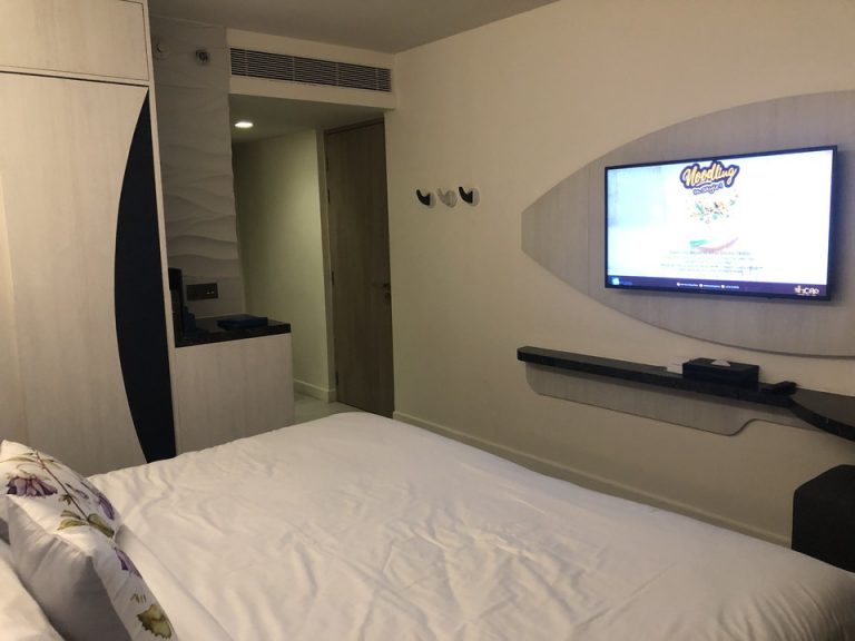 ベッド方向からTV