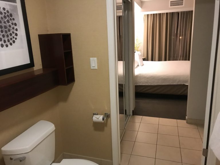 バスルーム内からベッドルームにかけて