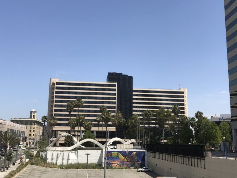 ホテル外観 向かいのコンベンションセンターから撮影