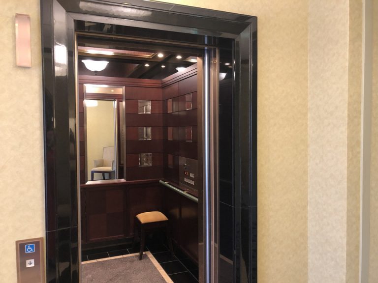 エレベーター内観(4)