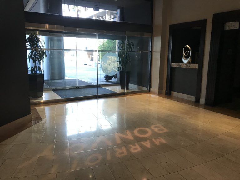 ホテル入り口 地面にうかびあがるBONVOYが幻想的