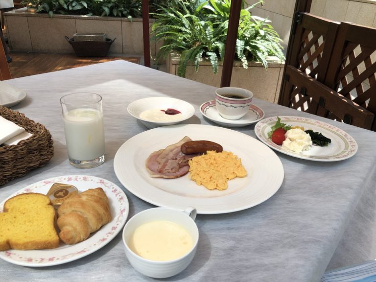 卵料理は4種類からセレクト オムレツ、スグランブル、目玉焼き、両面焼きからスクランブルをチョイス