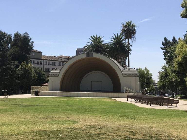 ホテル裏のパーク