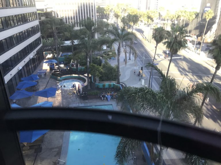 エレベーターから見たプール