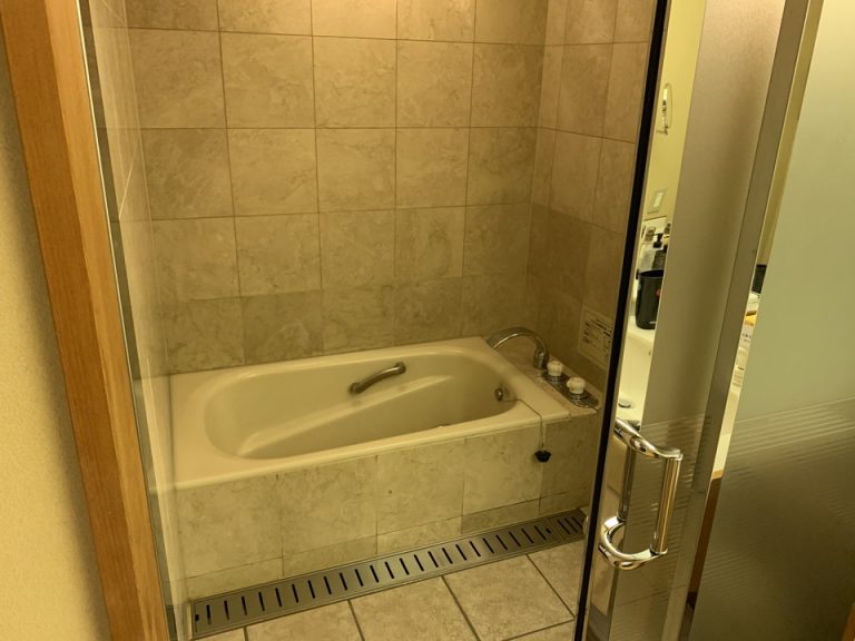 浴室内のバスタブです