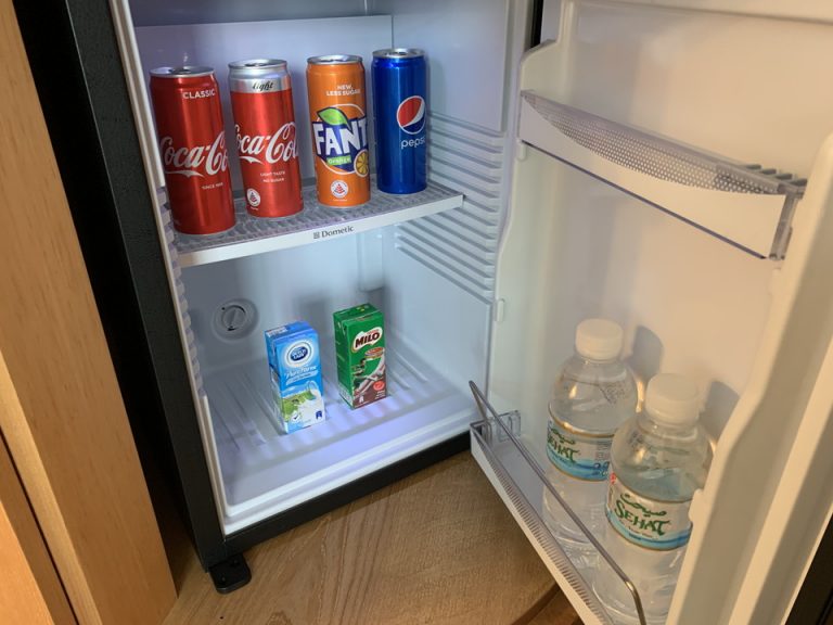 冷蔵庫(開けた状態)(1)