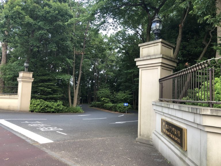 車やバスで訪れるのが通常な立地 ホテル外観