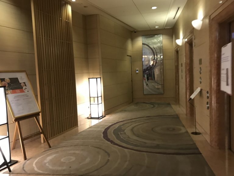 フロント階のエレベーターホール